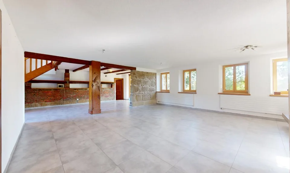 Spazioso triplex con terrazza, giardino e piscina interna