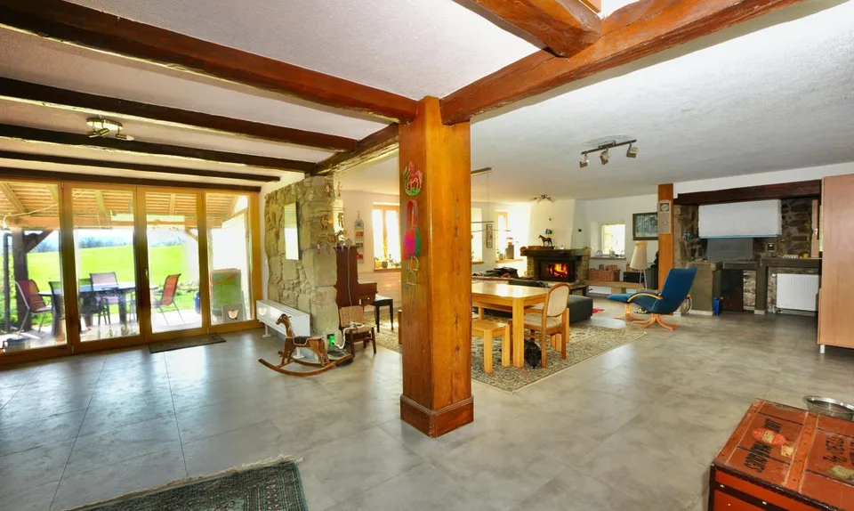 Spacieux triplex avec terrasse, jardin et piscine intérieure