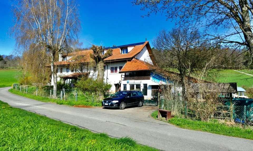 Spazioso triplex con terrazza, giardino e piscina interna