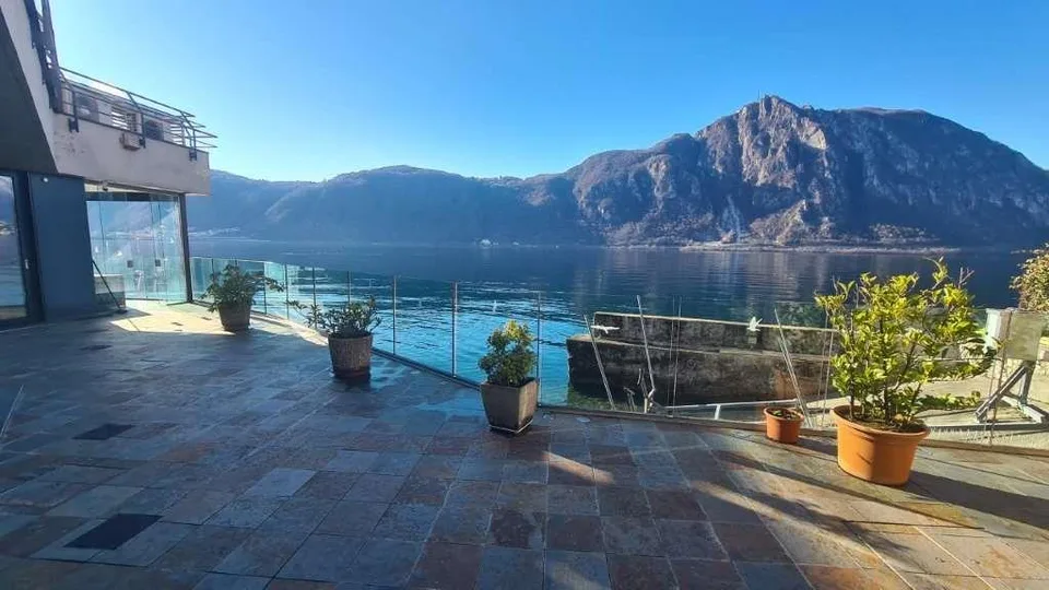 CAMPIONE D'ITALIA: ESCLUSIVO 4.5 loc. PIEDS DANS L'EAU