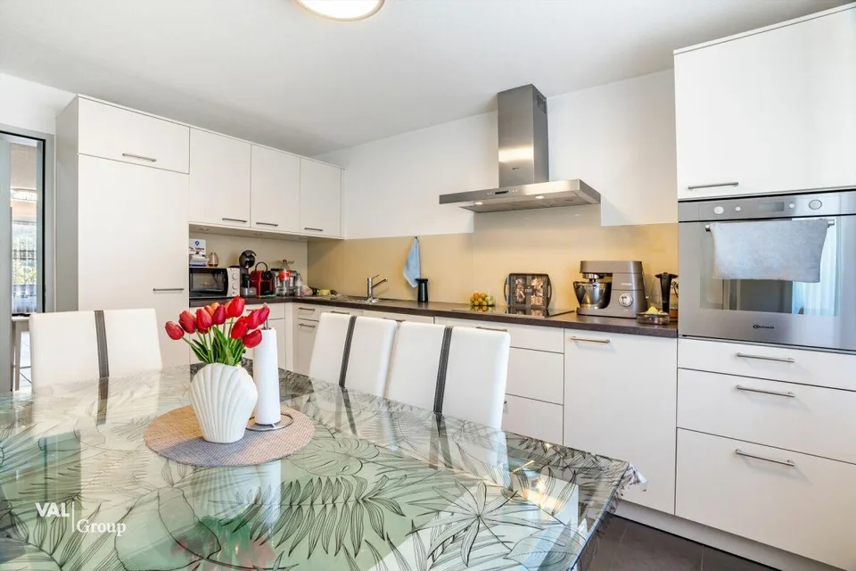Sonnige 4.5-Zimmer-Wohnung mit zwei Garagen an ruhiger Lage in Steg