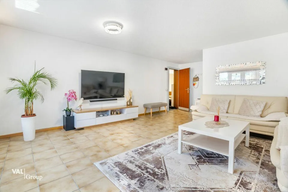 Sonnige 4.5-Zimmer-Wohnung mit zwei Garagen an ruhiger Lage in Steg