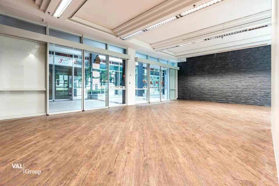 Mitten im Thermalparadies: Attraktives Lokal mit Potenzial und Lauf...