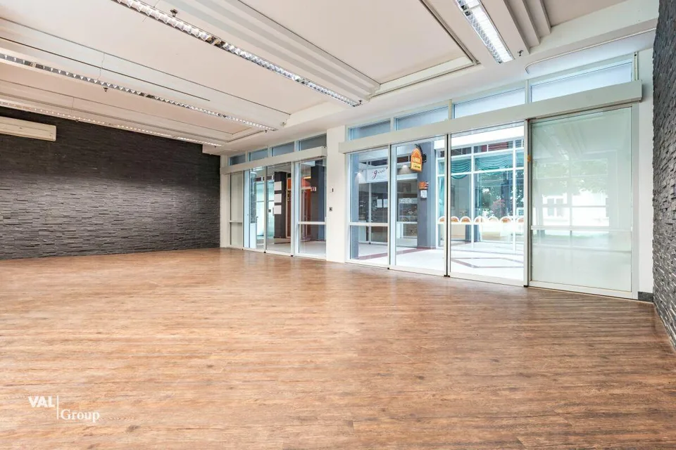 Mitten im Thermalparadies: Attraktives Lokal mit Potenzial und Lauf...
