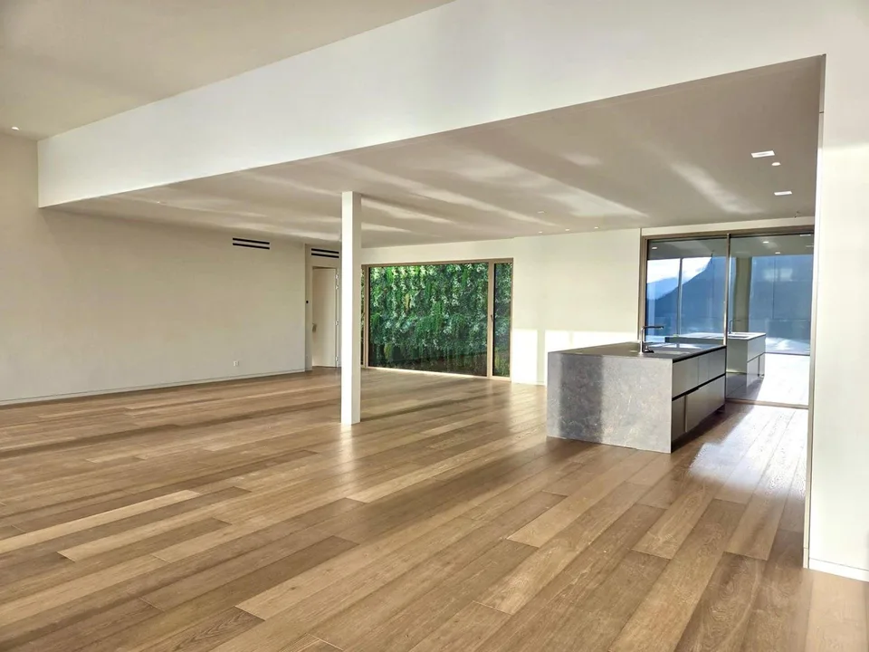 ATTICO DI ALTO STANDING CON VISTA ECCEZIONALE SUL LAGO DI LUGANO