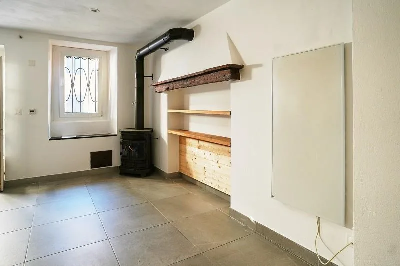 3-Zimmer-Dorfhaus mit Balkon an sehr ruhiger Lage / casa di 3 local...