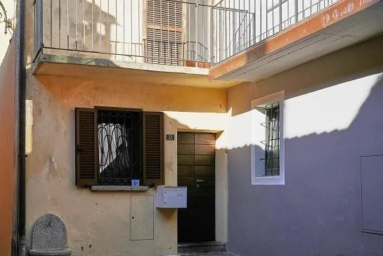 3-Zimmer-Dorfhaus mit Balkon an sehr ruhiger Lage / casa di 3 local...