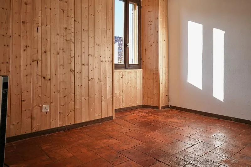 3-Zimmer-Dorfhaus mit Balkon an sehr ruhiger Lage / casa di 3 local...