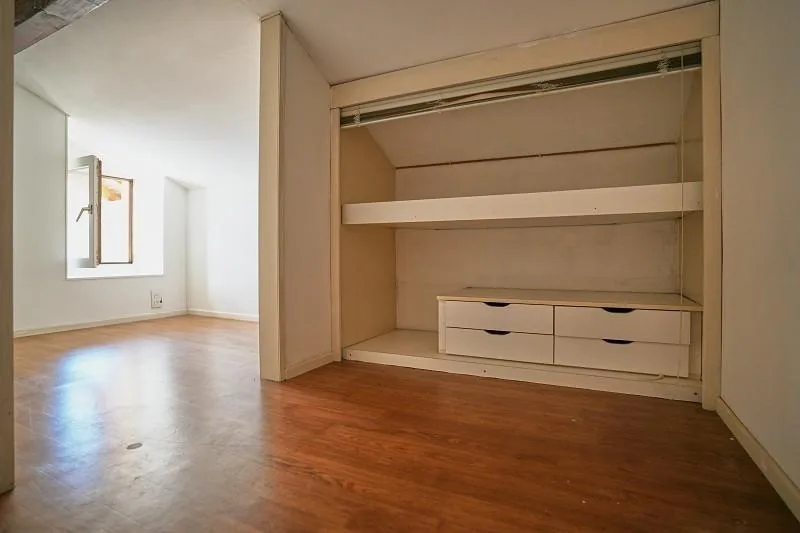 3-Zimmer-Dorfhaus mit Balkon an sehr ruhiger Lage / casa di 3 local...