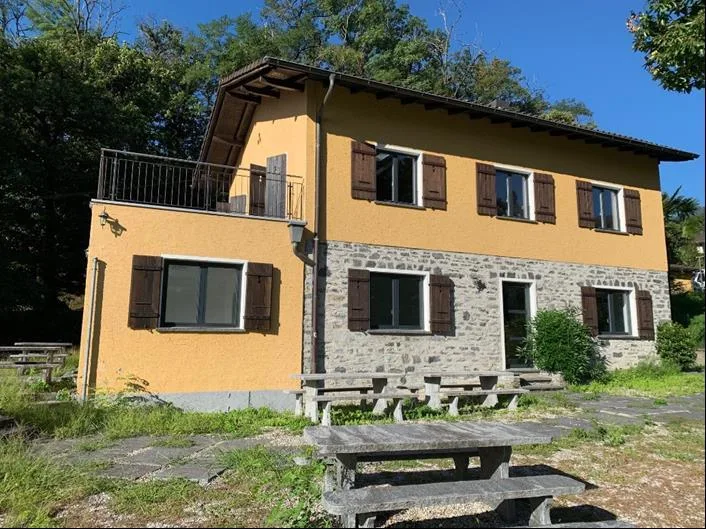 Vasta proprietà  immobiliare a Contra