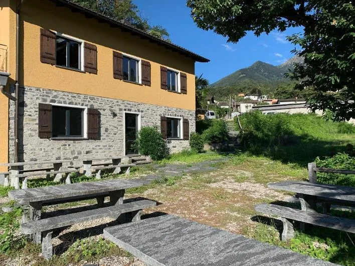 Vasta proprietà  immobiliare a Contra