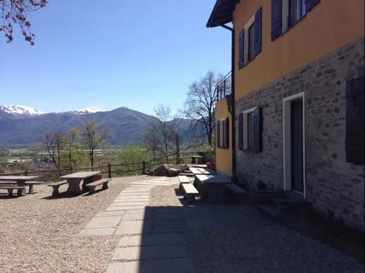 Vasta proprietà  immobiliare a Contra