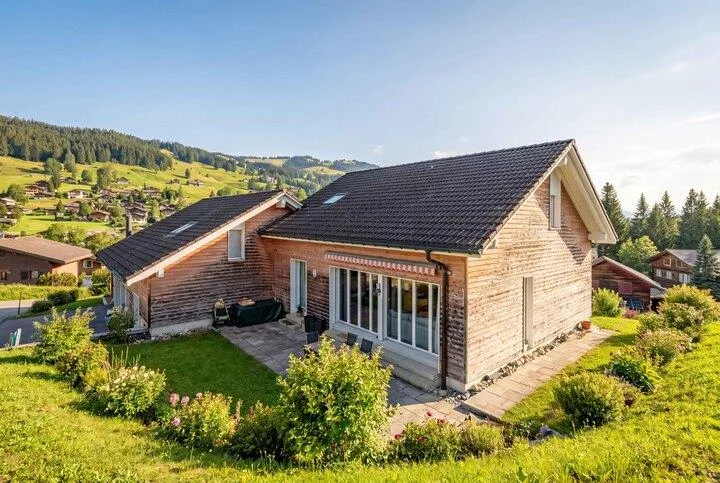 STILVOLLES WOHNEN IM ALPTHAL: SONNIGE 5.5 ZIMMER DOPPELHAUSHÄLFTE