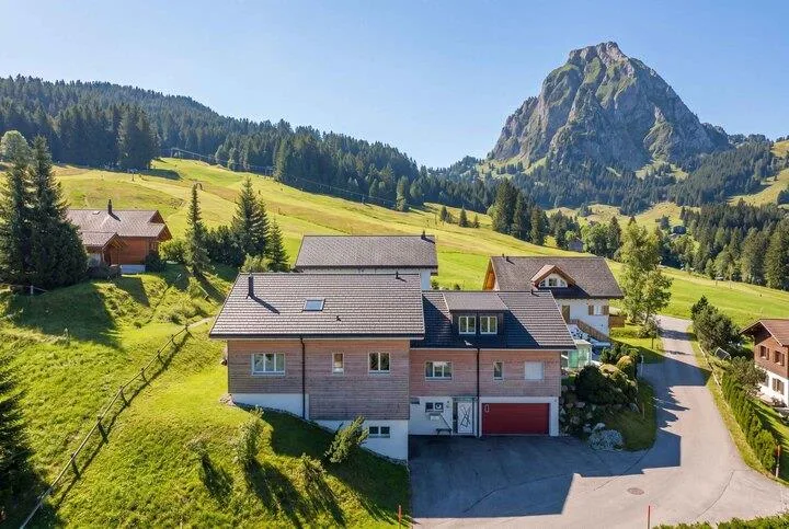 STILVOLLES WOHNEN IM ALPTHAL: SONNIGE 5.5 ZIMMER DOPPELHAUSHÄLFTE