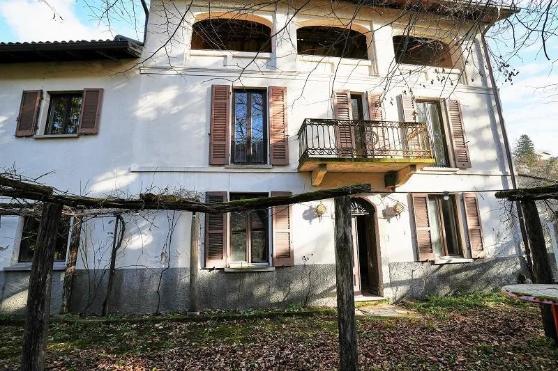 Grotto mit 6 Zimmer und grossem Grundstück / grotto con 6 locali e ...