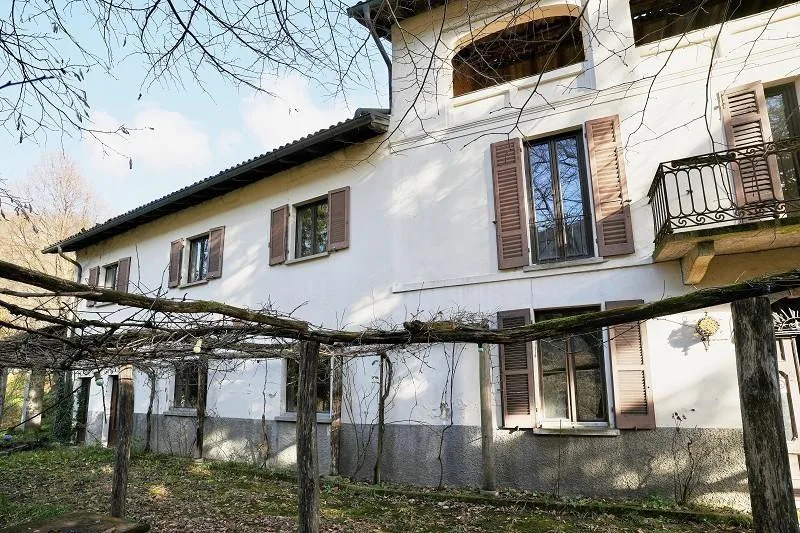 Grotto mit 6 Zimmer und grossem Grundstück / grotto con 6 locali e ...