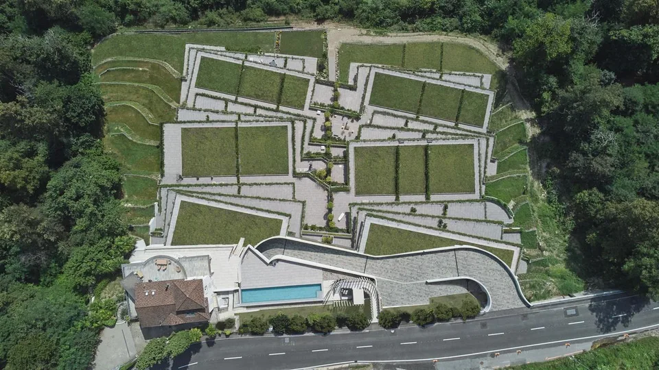Moderno Appartamento con Terrazza, Giardino e Vista Montagna