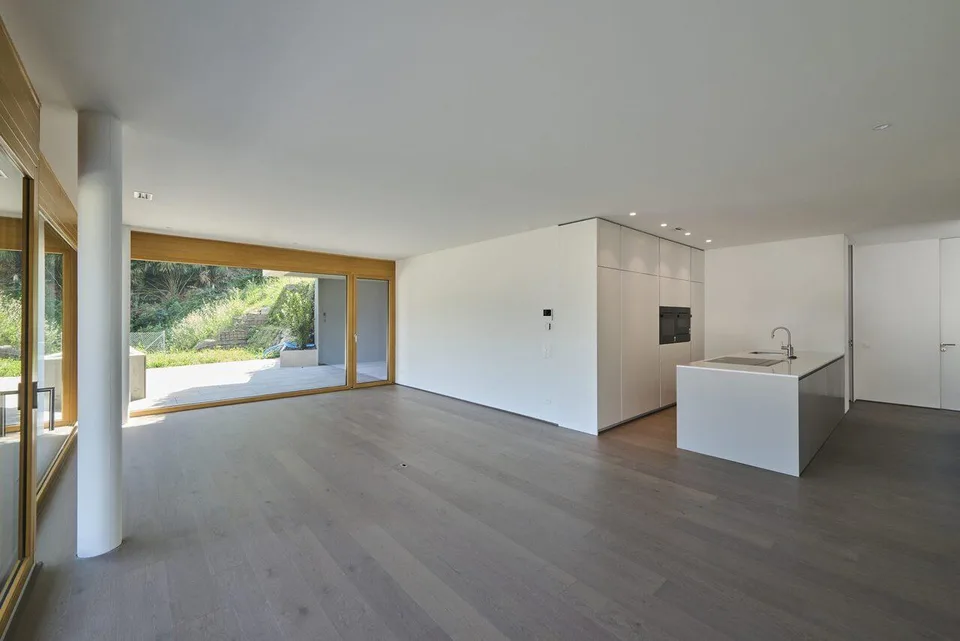 Moderno Appartamento con Terrazza, Giardino e Vista Montagna