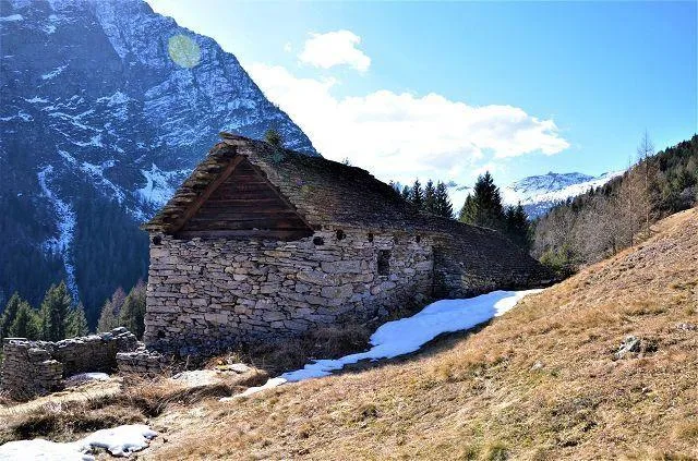 Due rustici da ristrutturare con terreno con bella vista panoramica... – Foto 18 von 27