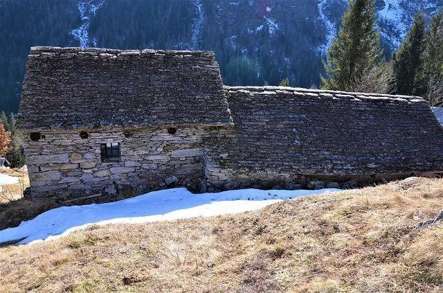 Due rustici da ristrutturare con terreno con bella vista panoramica... – Foto 17 von 27