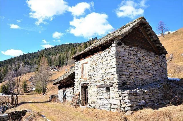 Due rustici da ristrutturare con terreno con bella vista panoramica... – Foto 16 von 27