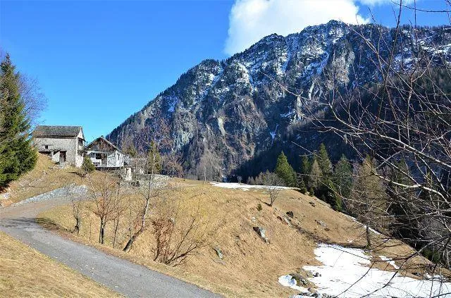 Due rustici da ristrutturare con terreno con bella vista panoramica... – Foto 23 von 27