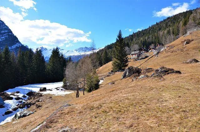 Due rustici da ristrutturare con terreno con bella vista panoramica... – Foto 12 von 27