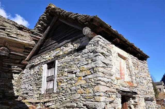 Due rustici da ristrutturare con terreno con bella vista panoramica... – Foto 19 von 27