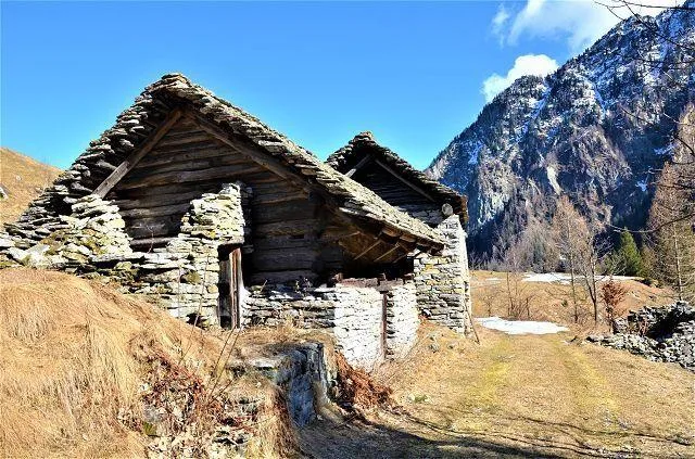 Due rustici da ristrutturare con terreno con bella vista panoramica... – Foto 15 von 27