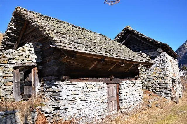 Due rustici da ristrutturare con terreno con bella vista panoramica...
