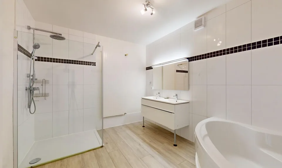 Duplex mit Garten, riesigem Keller und 2 überdachten Parkplätzen