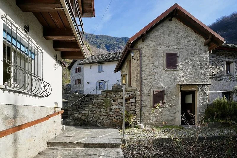 4 1/2-Zimmer-Haus mit zwei Nebengebäuden an sehr ruhiger, sonnijger...