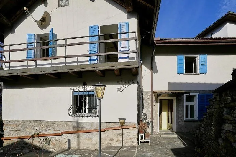 4 1/2-Zimmer-Haus mit zwei Nebengebäuden an sehr ruhiger, sonnijger...