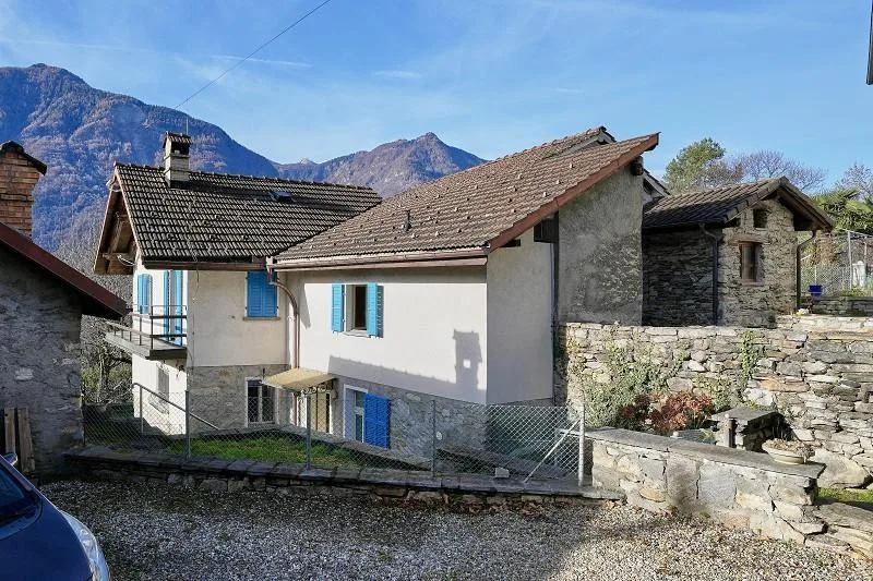 4 1/2-Zimmer-Haus mit zwei Nebengebäuden an sehr ruhiger, sonnijger...