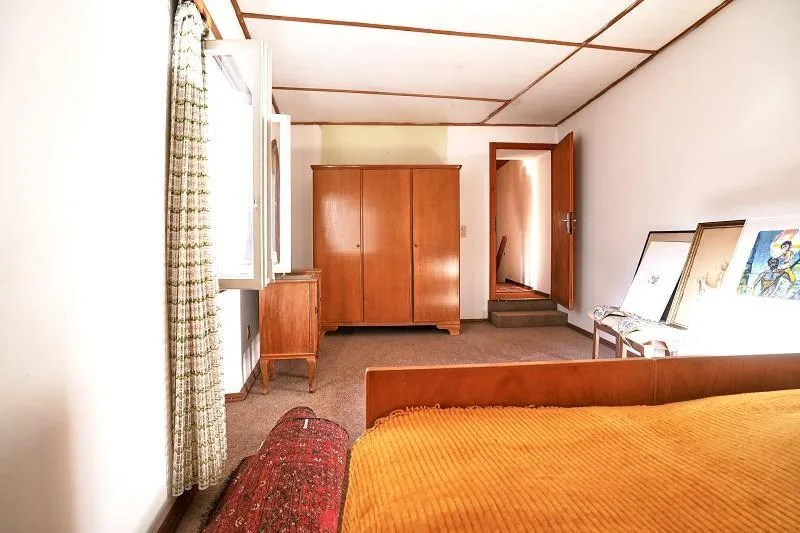4 1/2-Zimmer-Haus mit zwei Nebengebäuden an sehr ruhiger, sonnijger... – foto 11 di 30