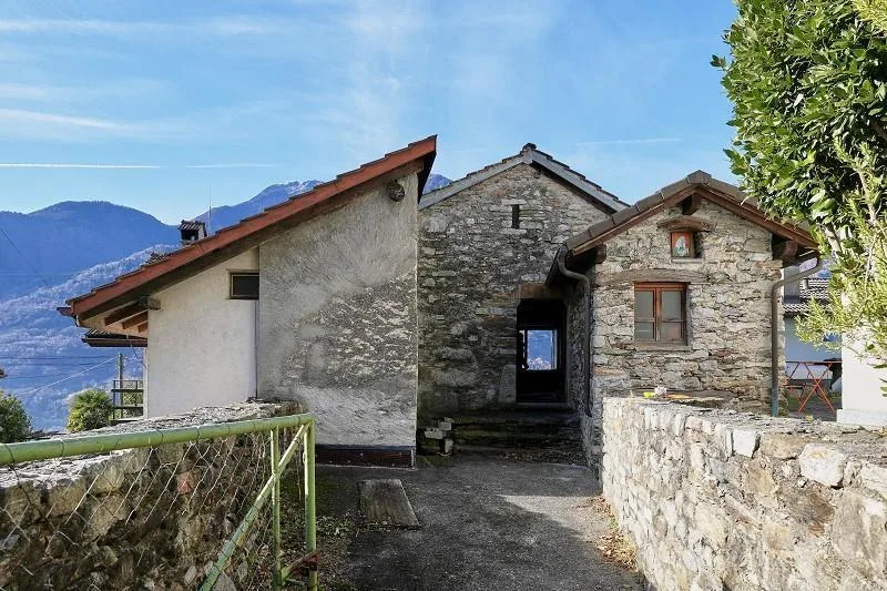 4 1/2-Zimmer-Haus mit zwei Nebengebäuden an sehr ruhiger, sonnijger...