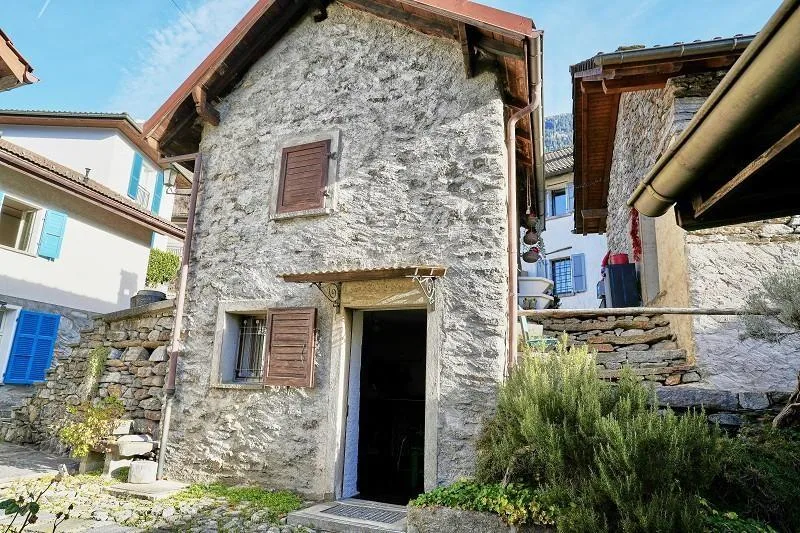 4 1/2-Zimmer-Haus mit zwei Nebengebäuden an sehr ruhiger, sonnijger... – foto 6 di 30