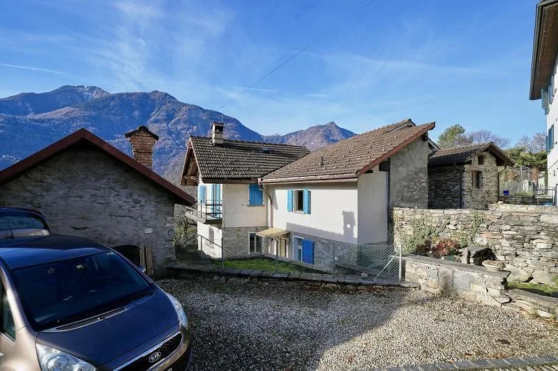 4 1/2-Zimmer-Haus mit zwei Nebengebäuden an sehr ruhiger, sonnijger...