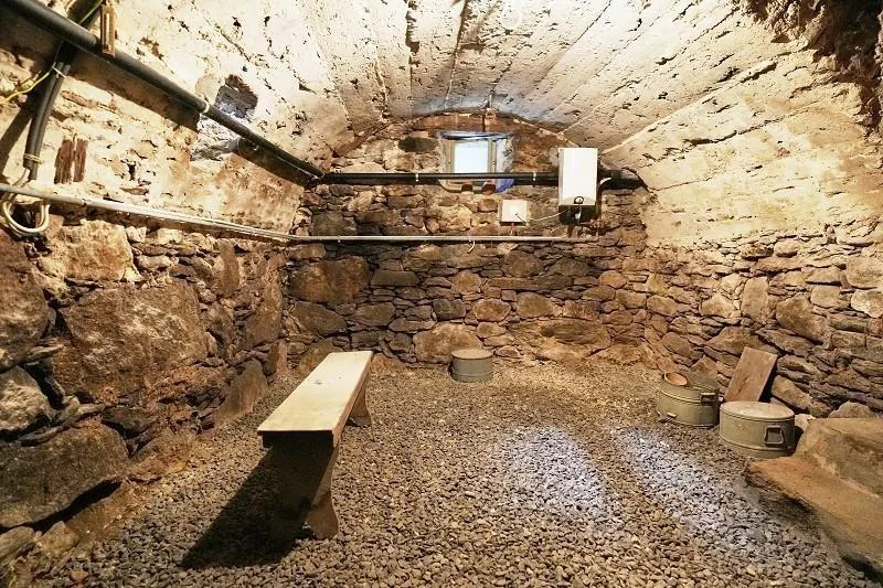 4 1/2-Zimmer-Haus mit zwei Nebengebäuden an sehr ruhiger, sonnijger... – foto 19 di 30