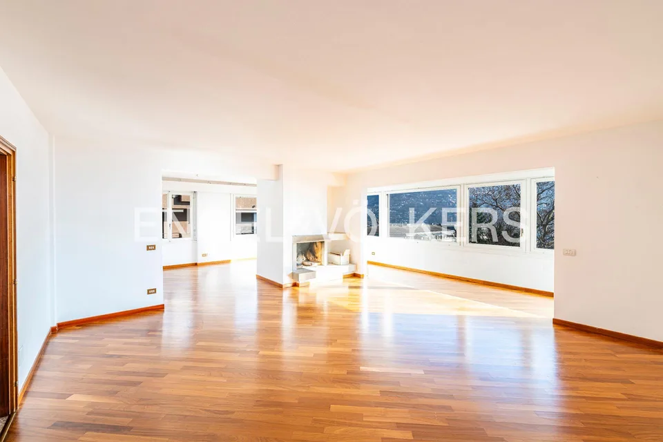 Elegante Wohnung mit Seeblick und privatem Garten