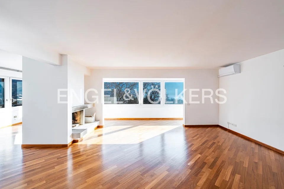 Elegante Wohnung mit Seeblick und privatem Garten