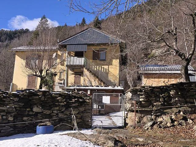 5 1/2-Zimmer-Haus an Alleinlage mit schönem Garten / Bella casa di ...