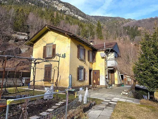5 1/2-Zimmer-Haus an Alleinlage mit schönem Garten / Bella casa di ...