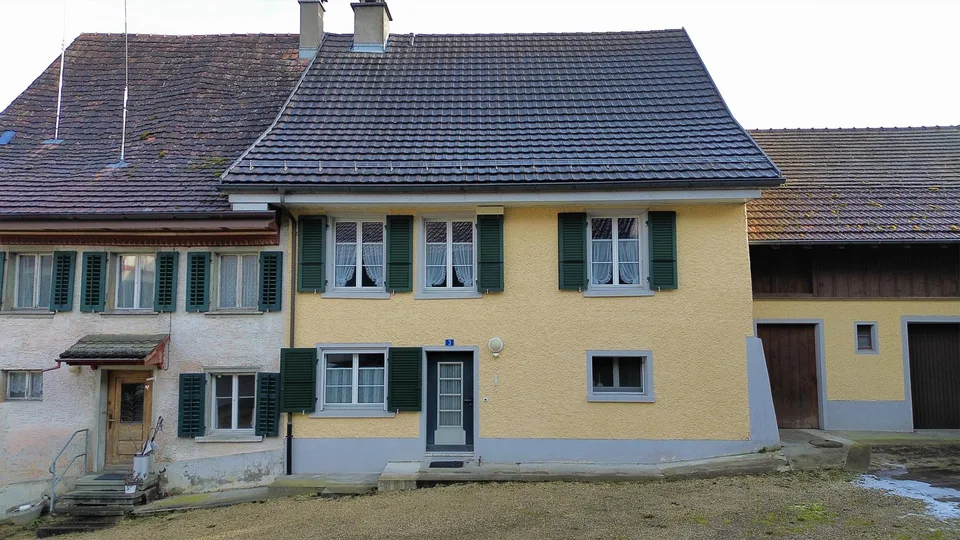 Bauernhaus mit zwei Scheunen und Nebengebäude im Dorfzentrum