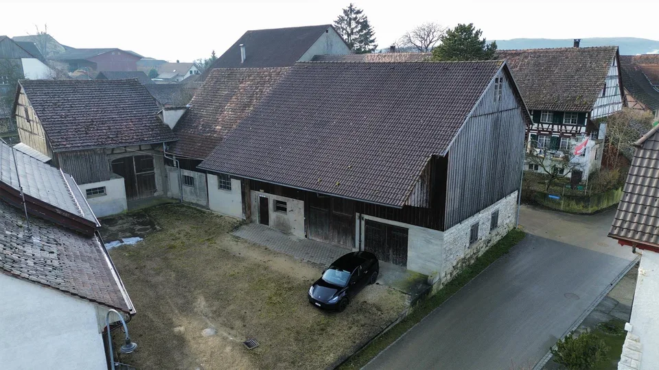Bauernhaus mit zwei Scheunen und Nebengebäude im Dorfzentrum