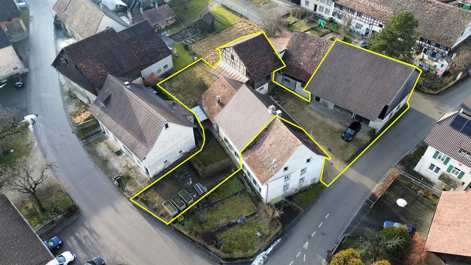 Bauernhaus mit zwei Scheunen und Nebengebäude im Dorfzentrum