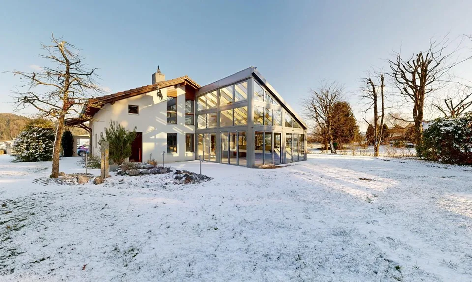 Grosses Einfamilienhaus mit Garten, Wintergarten und viel Potenzial