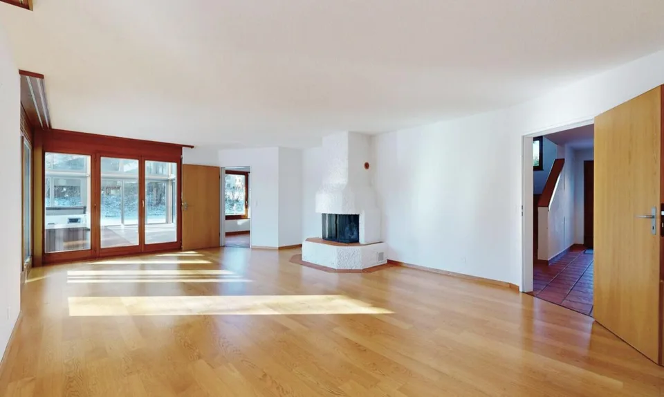 Grosses Einfamilienhaus mit Garten, Wintergarten und viel Potenzial