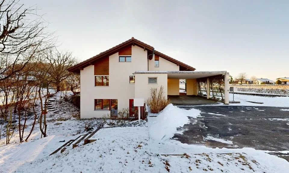 Grosses Einfamilienhaus mit Garten, Wintergarten und viel Potenzial