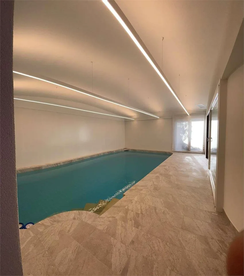 Esclusiva Villa con Area Wellness e Vista Aperta nel Verde di Vezia